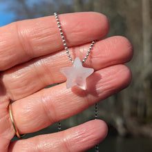 Charger l'image dans la galerie, Rose Quartz star pendant