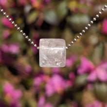 Charger l'image dans la galerie, Morganite rainbows bead