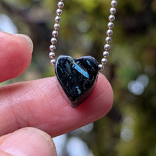 Charger l'image dans la galerie, Genuine Nuummite with blue flash heart pendant