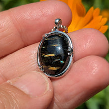 Charger l'image dans la galerie, Nuummite in 925 silver star bezel pendant #2