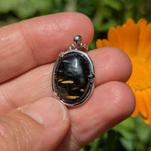 Charger l'image dans la galerie, Nuummite in 925 silver star bezel pendant #2