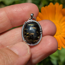 Charger l'image dans la galerie, Nuummite in 925 silver star bezel pendant #2