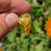 Charger l'image dans la galerie, Amber teardrop pendulum pendant