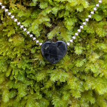 Ladda upp bild till gallerivisning, Nuummite heart