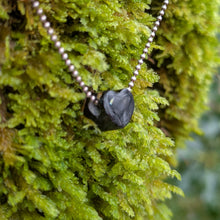 Ladda upp bild till gallerivisning, Nuummite heart