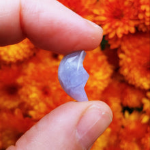 Charger l'image dans la galerie, Hackmanite periwinkle moon cabochon