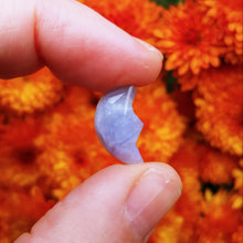 Charger l'image dans la galerie, Hackmanite periwinkle moon cabochon