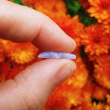 Charger l'image dans la galerie, Hackmanite periwinkle moon cabochon