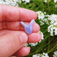 Charger l'image dans la galerie, Hackmanite periwinkle bunny cabochon