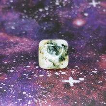 Charger l'image dans la galerie, Tugtupite square cabochon