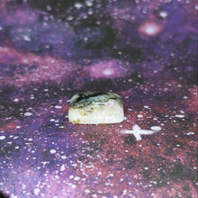 Charger l'image dans la galerie, Tugtupite square cabochon