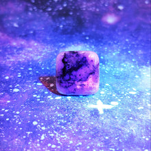 Charger l'image dans la galerie, Tugtupite square cabochon