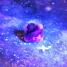 Charger l'image dans la galerie, Tugtupite square cabochon