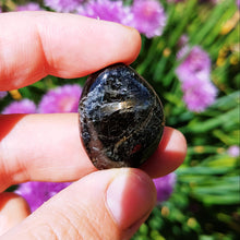 Charger l'image dans la galerie, Nuummite freeform cabochon