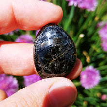 Charger l'image dans la galerie, Nuummite freeform cabochon