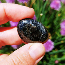 Charger l'image dans la galerie, Nuummite freeform cabochon