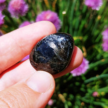 Charger l'image dans la galerie, Nuummite freeform cabochon