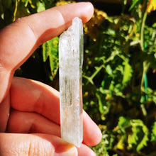 Ladda upp bild till gallerivisning, Hiddenite wand