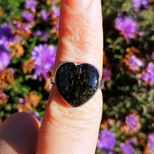 Load image into Gallery viewer, Nuummite heart ring in sterling silver size 7