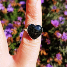 Load image into Gallery viewer, Nuummite heart ring in sterling silver size 7
