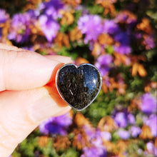 Load image into Gallery viewer, Nuummite heart ring in sterling silver size 7