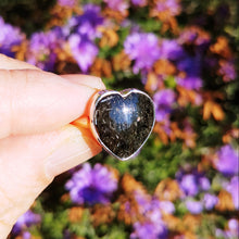 Load image into Gallery viewer, Nuummite heart ring in sterling silver size 7