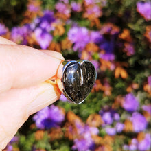 Load image into Gallery viewer, Nuummite heart ring in sterling silver size 7