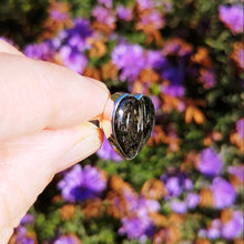 Load image into Gallery viewer, Nuummite heart ring in sterling silver size 7