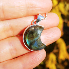 Charger l'image dans la galerie, Labradorite moon pendant