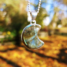 Charger l'image dans la galerie, Labradorite moon pendant