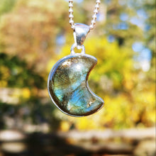Charger l'image dans la galerie, Labradorite moon pendant