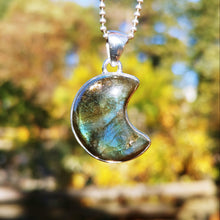 Charger l'image dans la galerie, Labradorite moon pendant