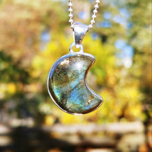 Charger l'image dans la galerie, Labradorite moon pendant