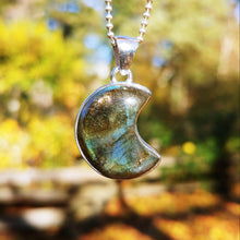 Charger l'image dans la galerie, Labradorite moon pendant