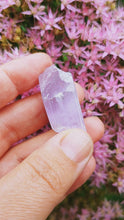 Indlæs og afspil video i gallerivisning Kunzite raw piece