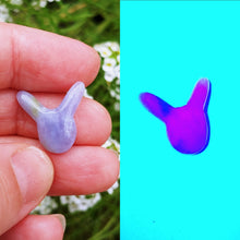Charger l'image dans la galerie, Hackmanite periwinkle bunny cabochon