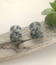 Charger l'image dans la galerie, 7/16" Beach stone plugs