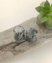 Charger l'image dans la galerie, 7/16" Beach stone plugs