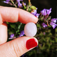 Charger l'image dans la galerie, Lavender quartz free form oval cabochon