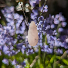 Indlæs billede til gallerivisning Greenland Ussingite drop pendant
