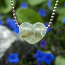 Lade das Bild in den Galerie-Viewer, Prehnite with Epidote heart pendant
