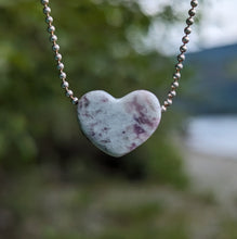 Indlæs billede til gallerivisning Pegmatite heart pendant
