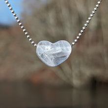 Indlæs billede til gallerivisning Mica in Fluorite heart pendant
