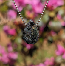 Indlæs billede til gallerivisning Anthophyllite teardrop pendant
