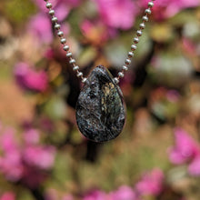 Indlæs billede til gallerivisning Anthophyllite teardrop pendant

