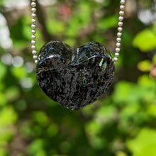 Lade das Bild in den Galerie-Viewer, Nuummite 17.7 gram heart pendant
