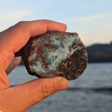 Lade das Bild in den Galerie-Viewer, Raw Larimar partial nodule
