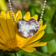 Lade das Bild in den Galerie-Viewer, Lepidolite heart pendant #2
