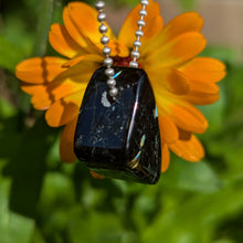 Lade das Bild in den Galerie-Viewer, Nuummite freeform pendant
