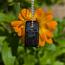 Lade das Bild in den Galerie-Viewer, Nuummite freeform pendant
